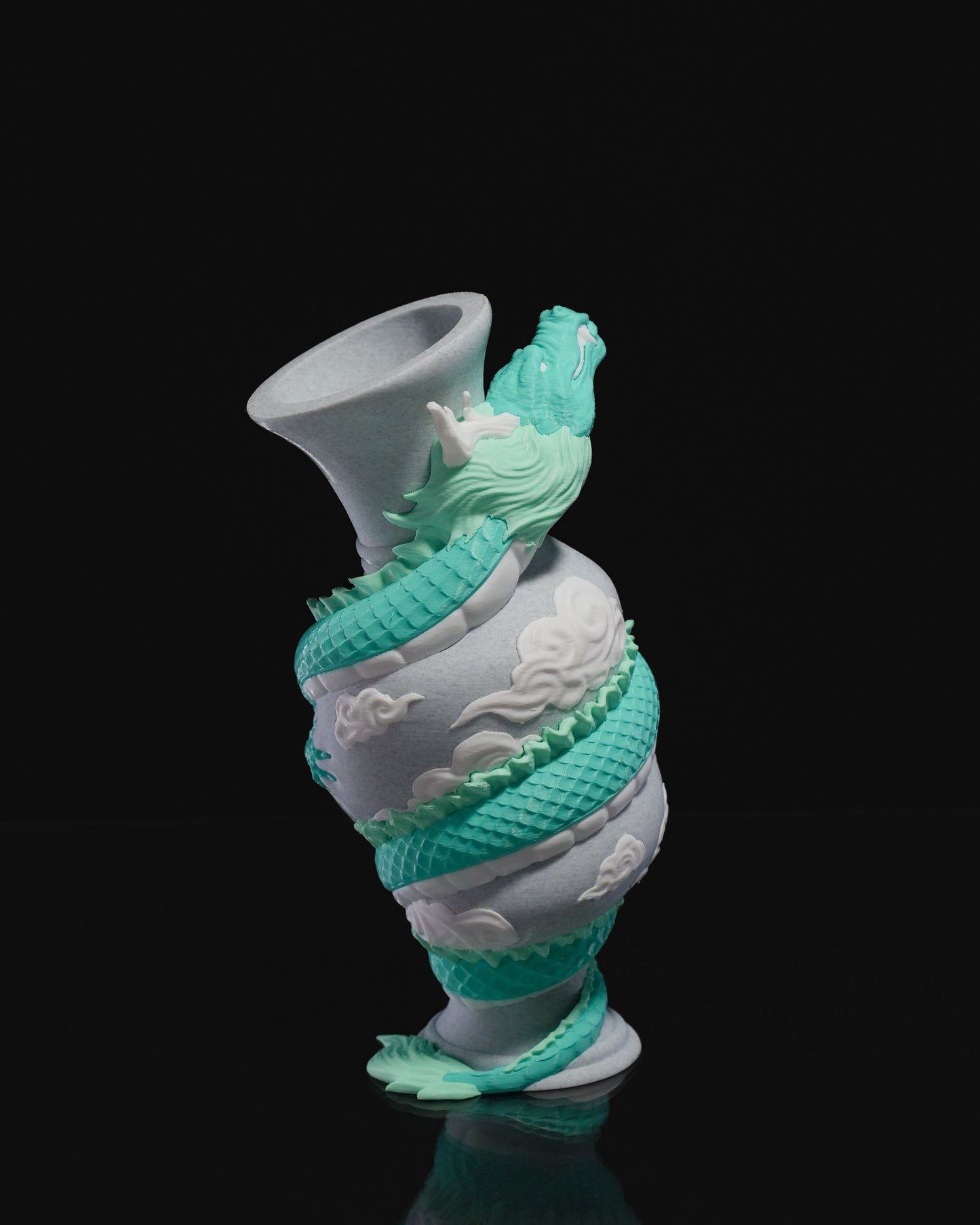 Drachenumwickelt Vase / Weiß