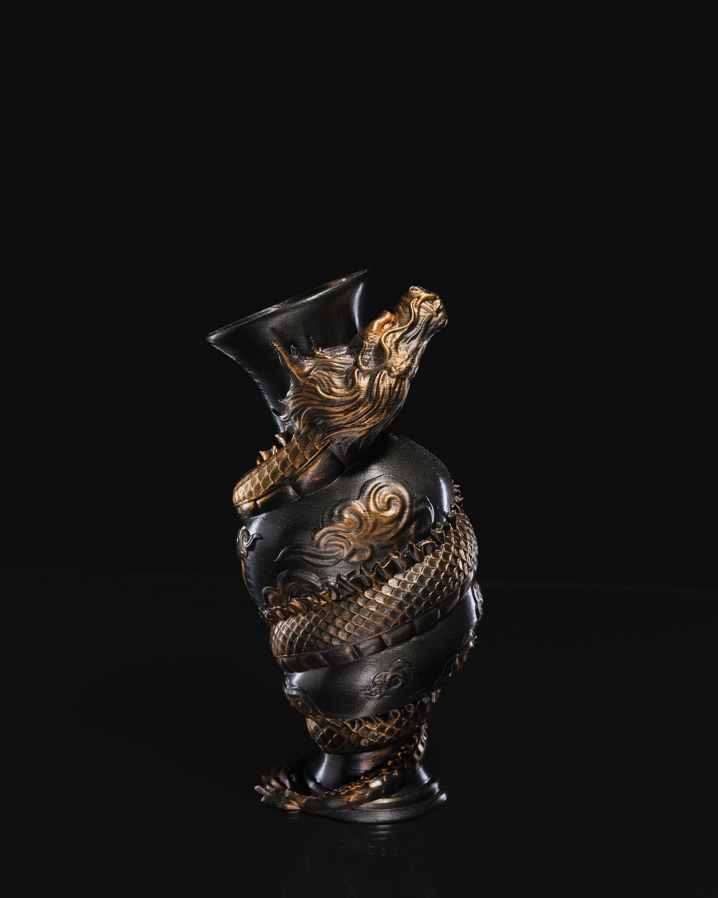 Drachenumwickelt Vase / Schwarzt