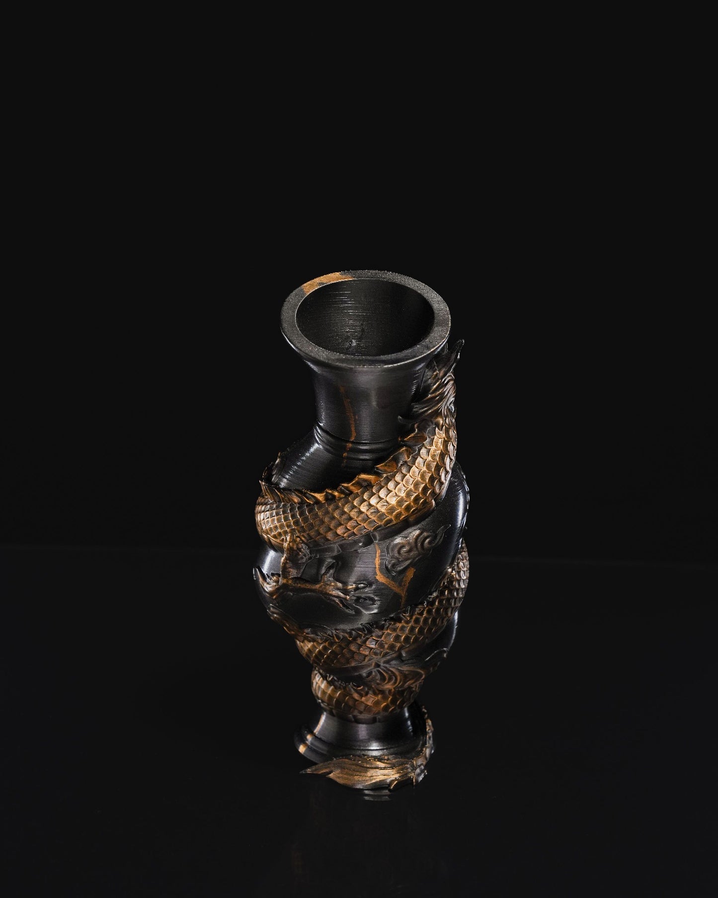 Drachenumwickelt Vase / Schwarzt