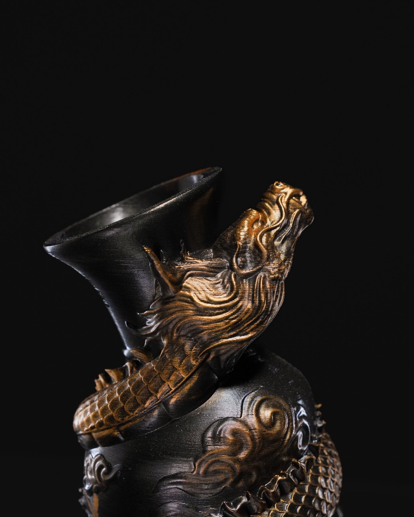 Drachenumwickelt Vase / Schwarzt