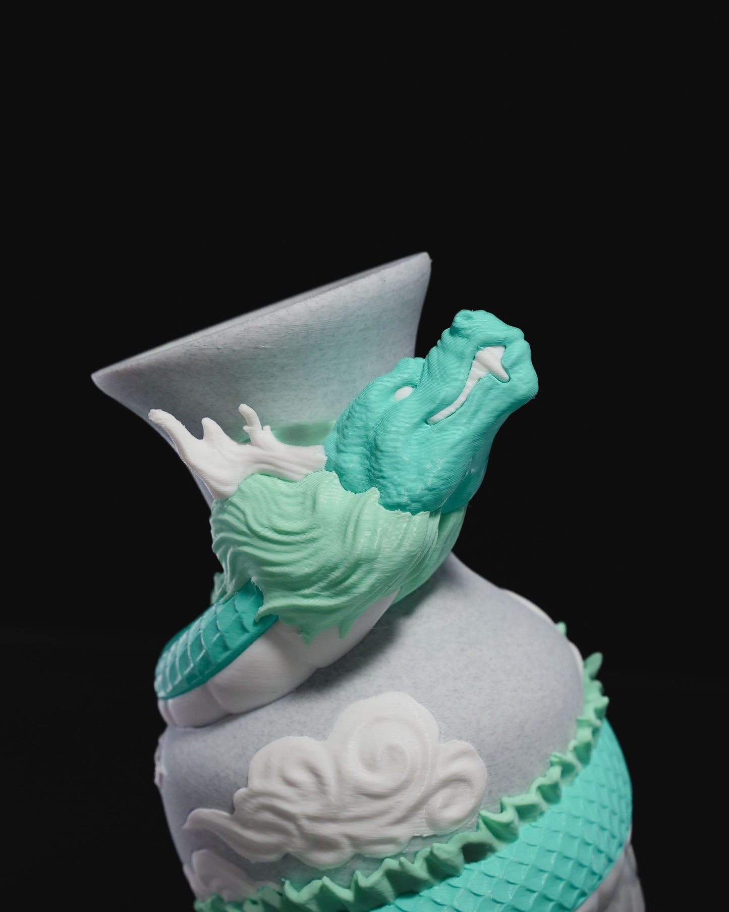 Drachenumwickelt Vase / Weiß