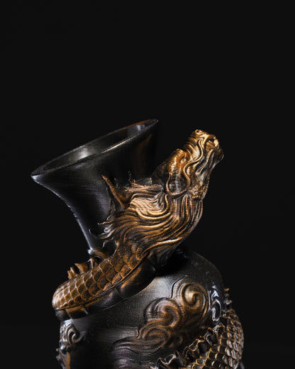 Drachenumwickelt Vase / Schwarzt